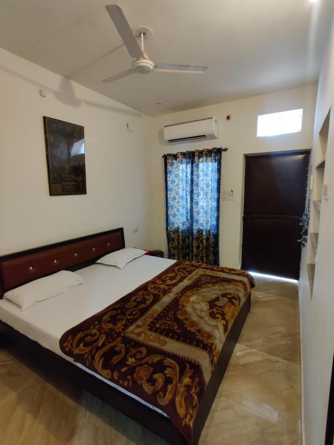 Varah Square Guest House Пушкар Экстерьер фото
