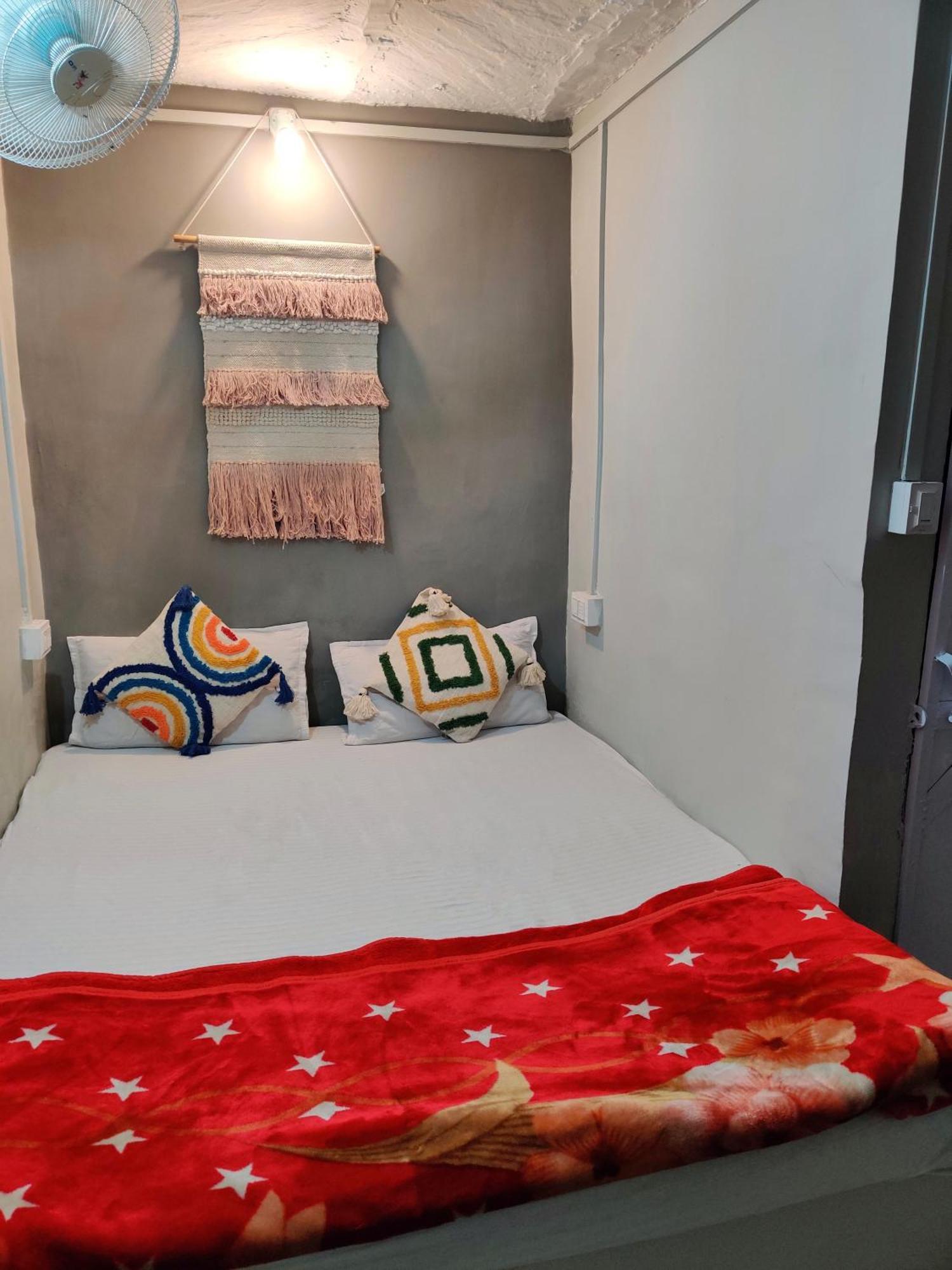 Varah Square Guest House Пушкар Номер фото