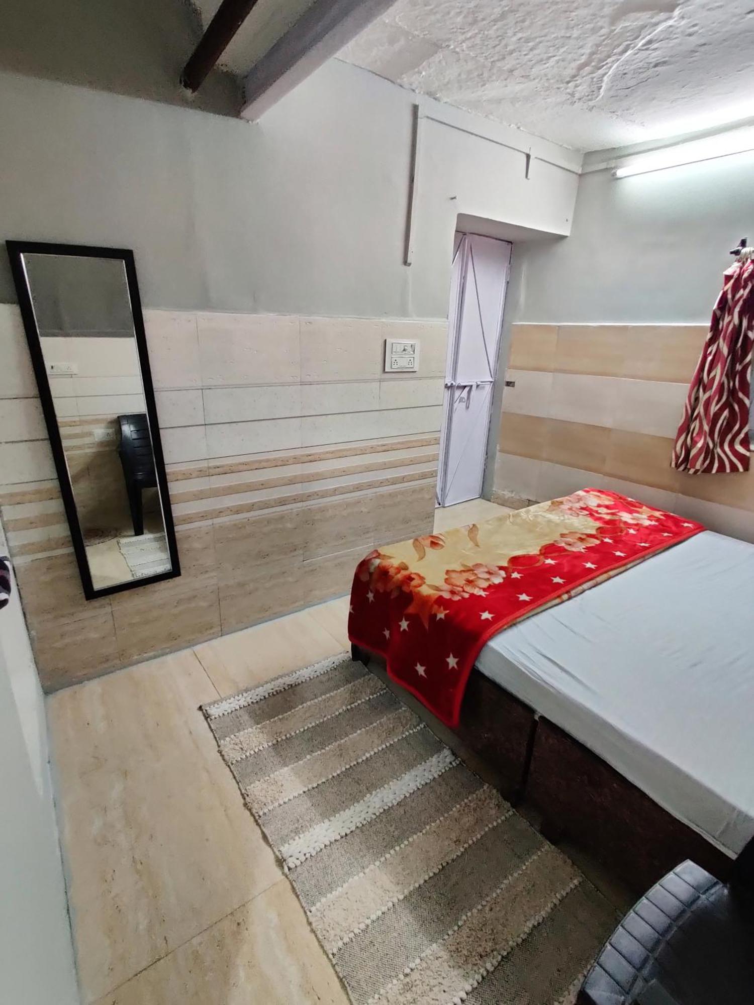 Varah Square Guest House Пушкар Номер фото