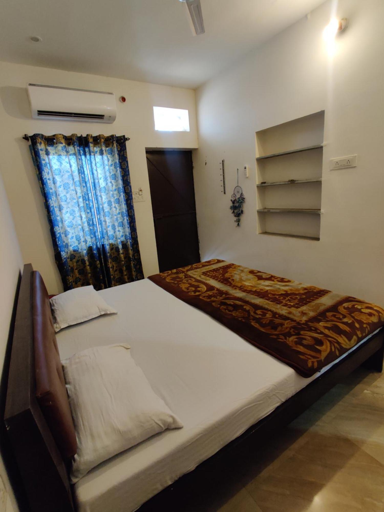 Varah Square Guest House Пушкар Экстерьер фото