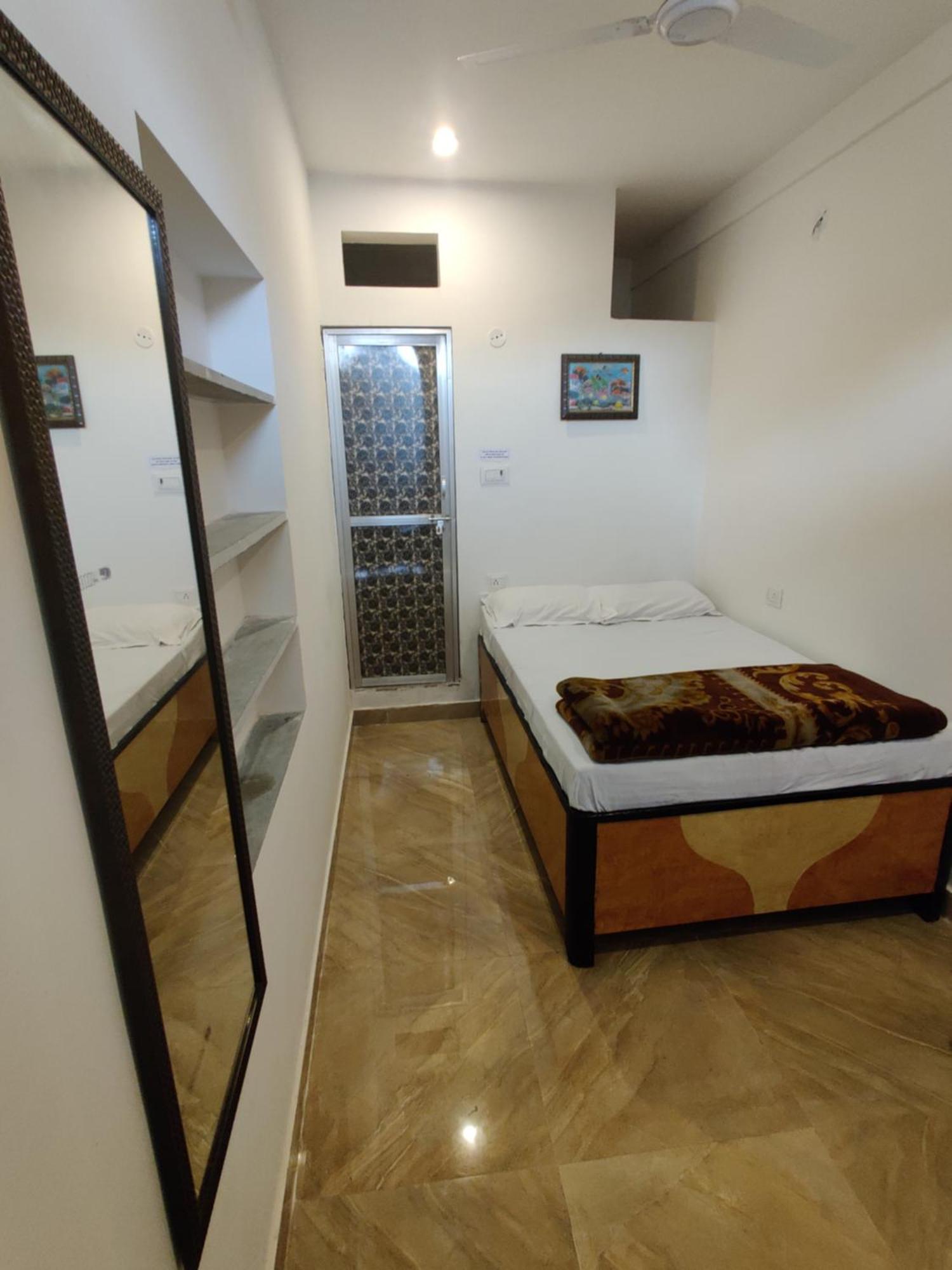 Varah Square Guest House Пушкар Номер фото
