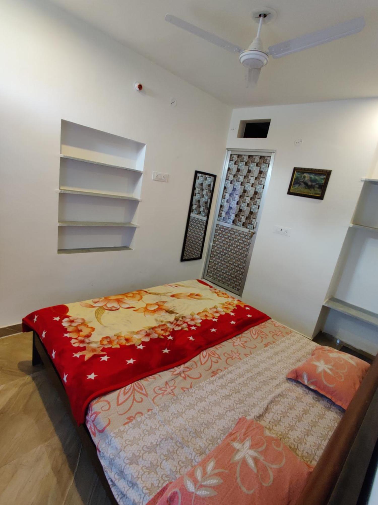 Varah Square Guest House Пушкар Номер фото