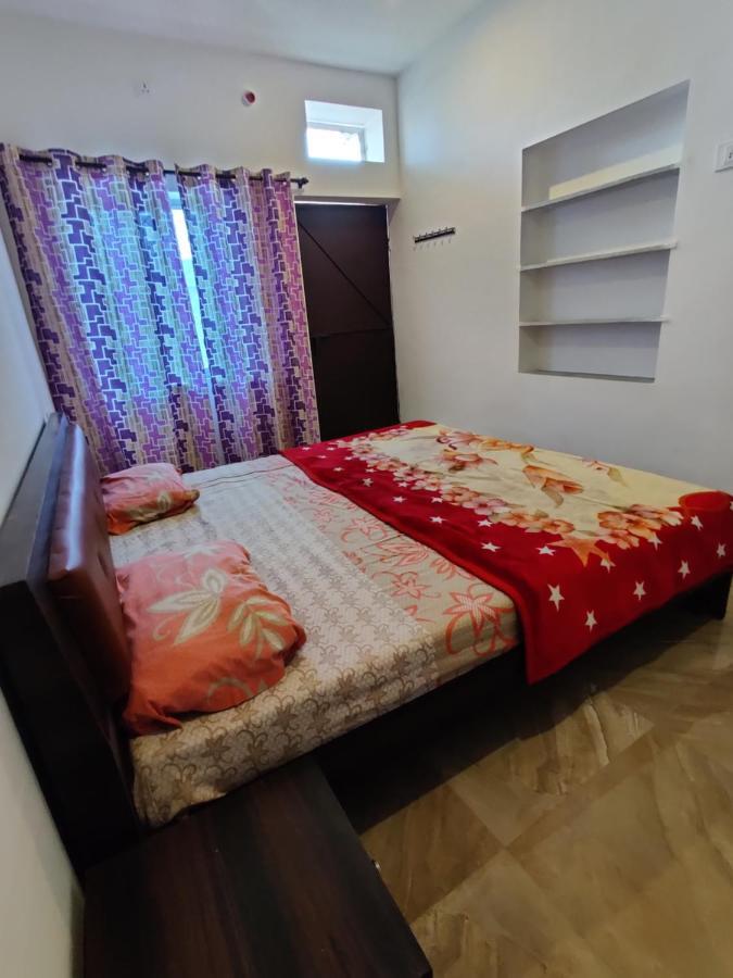 Varah Square Guest House Пушкар Экстерьер фото